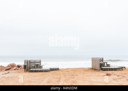 CAPE CROSS, NAMIBIA - 29. JUNI 2017: Camping in der Nähe der Robbenkolonie bei Cape Cross an der Skelettküste Namibias Stockfoto