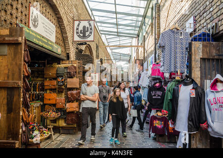 Einem langen Gang durch die Ställe, Teil der Camden Market in Camden Town, London. Stockfoto