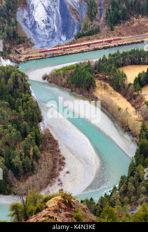 Der rote Zug fährt am Rhein, Rhein Schlucht (ruinaulta), Flims, Landquart, Graubünden, Schweiz, Europa Stockfoto