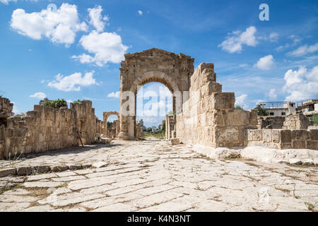 Al-Bass, Byzantinische Straße mit Triumph arch in Ruinen von Reifen, Libanon Stockfoto