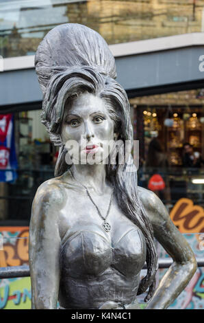 Eine Bronzeskulptur von Amy Winehouse in Camden Market in London. Stockfoto