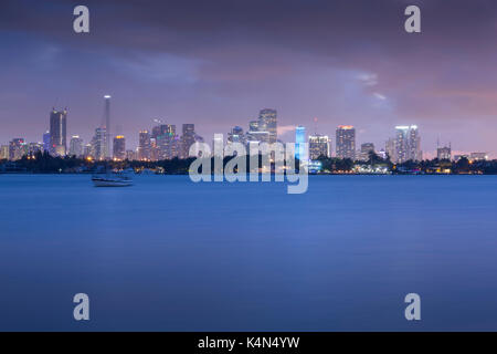 Blick auf die Innenstadt von South Beach in der Dämmerung, Miami Beach, Miami, Florida, Vereinigte Staaten von Amerika, Nordamerika Stockfoto