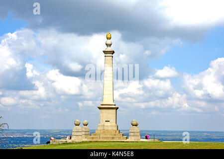 Chiltern Hills - Gipfel Coombe Hill - South African war Memorial - Aussichtspunkt über Aylesbury Plain - Sonnenlicht - Cloud gefleckt Himmel Stockfoto