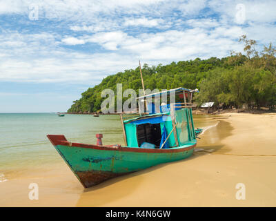 Fischerboot am Strand, Insel Phu Quoc mit Dschungel hinter, South Vietnam Stockfoto