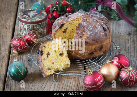 Panettone. Italienische Art süßes Brot Brot. Kulinarische Weihnachten Stockfoto