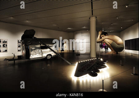 Die Ausstellung "Kein Mensch ist eine Insel - die Satanischen Verse', auf der ARoS Aarhus Kunstmuseum in Aarhus, Dänemark. Stockfoto