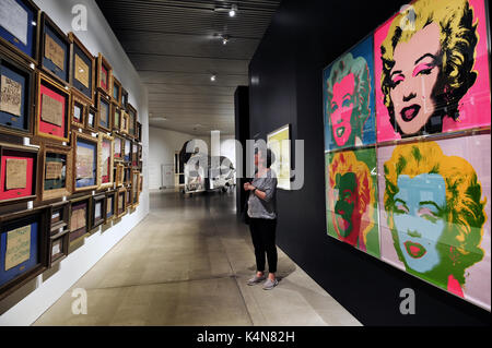 Moderne und zeitgenössische Kunst an der ARoS Aarhus Kunstmuseum gehören auch Bilder von Andy Warhol. Stockfoto