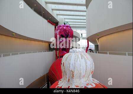 Walküre lief, eine 50 Meter lange textile Installation erstellt von der Künstlerin Joana Vasconcelos, auf Anzeige an der ARos Kunstmuseum in Aarhus, Dänemark Stockfoto