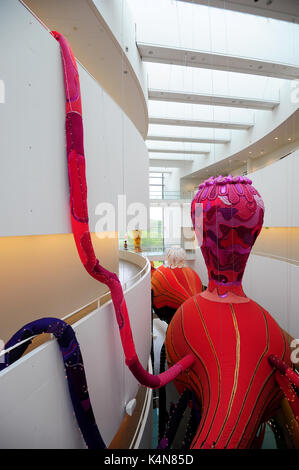 Walküre lief, eine 50 Meter lange textile Installation erstellt von der Künstlerin Joana Vasconcelos, auf Anzeige an der ARos Kunstmuseum in Aarhus, Dänemark Stockfoto