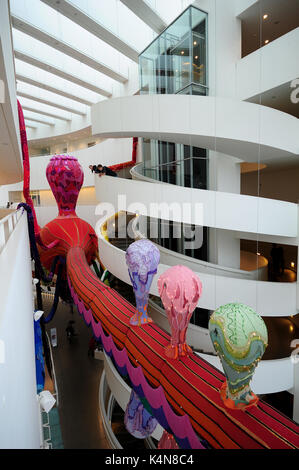 Walküre lief, eine 50 Meter lange textile Installation erstellt von der Künstlerin Joana Vasconcelos, auf Anzeige an der ARos Kunstmuseum in Aarhus, Dänemark Stockfoto