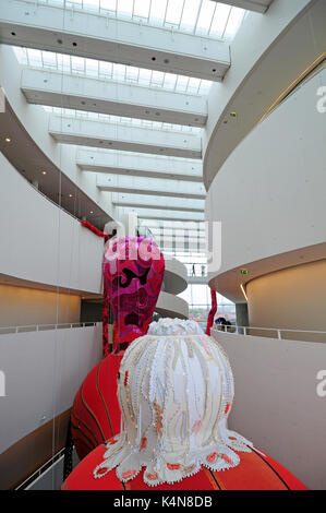 Walküre lief, eine 50 Meter lange textile Installation erstellt von der Künstlerin Joana Vasconcelos, auf Anzeige an der ARos Kunstmuseum in Aarhus, Dänemark Stockfoto