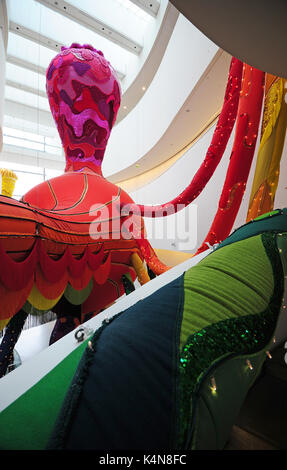 Walküre lief, eine 50 Meter lange textile Installation erstellt von der Künstlerin Joana Vasconcelos, auf Anzeige an der ARos Kunstmuseum in Aarhus, Dänemark Stockfoto