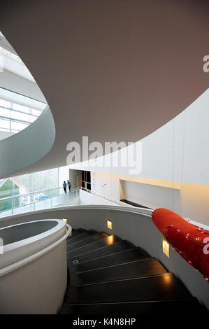 Walküre lief, eine 50 Meter lange textile Installation erstellt von der Textilkünstlerin Joana Vasconcelos, auf Anzeige an der ARos Kunstmuseum in Århus. Stockfoto