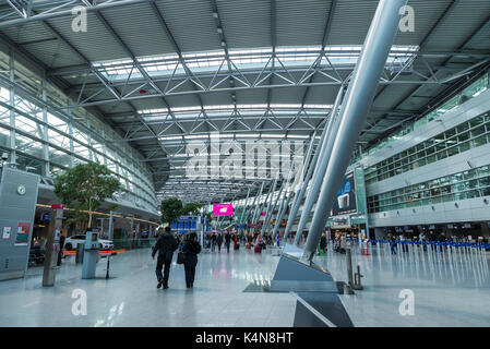 Düsseldorf, Deutschland - 17 April 2017: Der Flughafen Düsseldorf mit Menschen zu Fuß in Düsseldorf, Deutschland Stockfoto