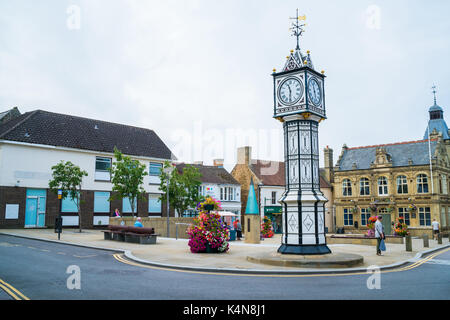 DOWNHAM MARKET, Großbritannien - 26 August 2017: Die viktorianischen Uhrturm und Rathaus in Downham Market - ein Markt der Stadt und Gemeinde in Norfolk, die Lüge Stockfoto