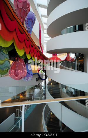 Walküre lief, eine 50 Meter lange textile Installation erstellt von der Künstlerin Joana Vasconcelos, auf Anzeige an der ARos Kunstmuseum in Aarhus, Dänemark Stockfoto