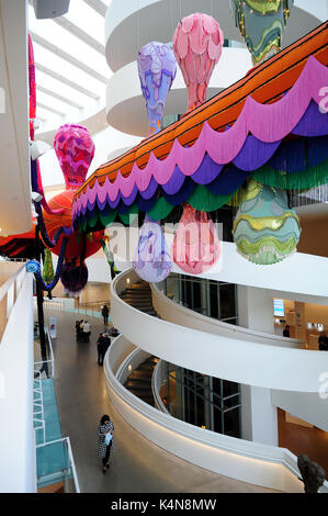 Walküre lief, eine 50 Meter lange textile Installation erstellt von der Künstlerin Joana Vasconcelos, auf Anzeige an der ARos Kunstmuseum in Aarhus, Dänemark Stockfoto