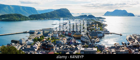 Malerische Landschaft von Alesund Hafen Stadt Stockfoto