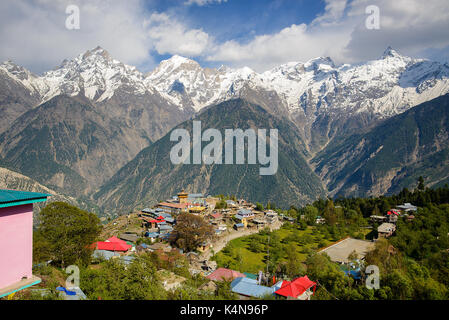 Kalpa Dorf und Kinnaur Kailash heiliger Peak bei sunrise anzeigen Stockfoto