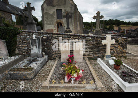 Kirche St. Remy sur Orne, Calvados, Normandie, Frankreich. Aug 2017 CWGC Grabsteinen kennzeichnen die Gräber von zwei RAF-Offiziere, die im Juli 1944 während der D D gestorben Stockfoto