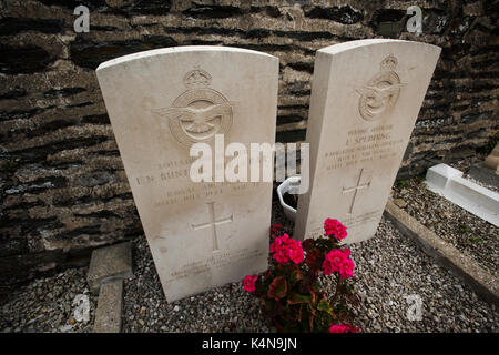 Kirche St. Remy sur Orne, Calvados, Normandie, Frankreich. Aug 2017 CWGC Grabsteinen kennzeichnen die Gräber von zwei RAF-Offiziere, die im Juli 1944 während der D D gestorben Stockfoto