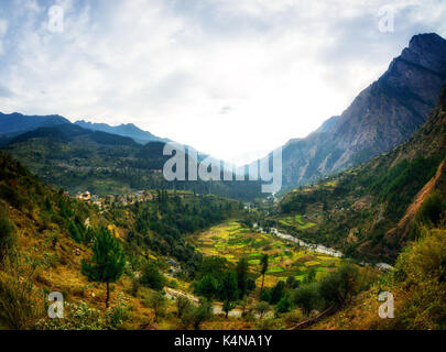 Himalayan und Blick auf das Dorf von der Straße in Parvati Tal, Himachal Pradesh Stockfoto