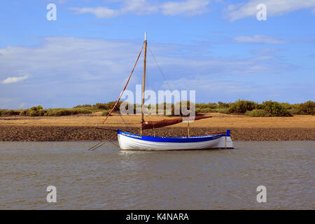 Krabbenboot auf Gezeitenanlegeplätzen in Burnham-Overy-Staithen an der Norfolk-Küste, England, Großbritannien Stockfoto