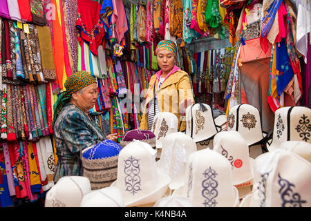 Kalpaks, gekrönt Caps aus Filz und bunten Schals im Shop in Bischkek, Hauptstadt von Kirgisistan Stockfoto