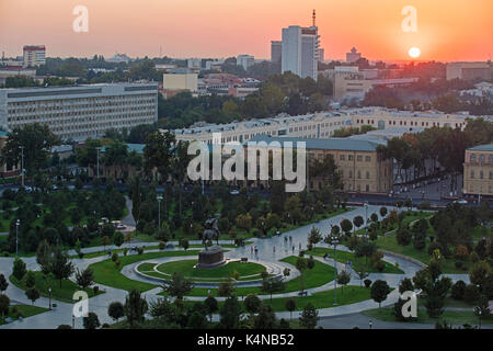 Sonnenuntergang und Luftaufnahme über Amir Temur Square in der Innenstadt von Taschkent, Hauptstadt von Usbekistan Stockfoto