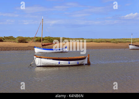 Krabbenboote auf Gezeitenanlegestellen in Burnham-Overy-Staithen an der Norfolk-Küste, England, Großbritannien Stockfoto