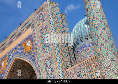 Tiger Mosaiken der Sher-Dor Madrasah, einer drei Koranschulen der Registan in Samarkand, Usbekistan Stockfoto