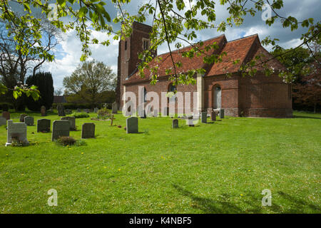 Die hl. Maria Magdalena Kirche. Der Turm ist aus dem 16. Jahrhundert und von Backstein gebaut, der Rest der Kirche ist vor allem im Viktorianischen Stil, der Whipsnade, Bedfordshire, England. Stockfoto