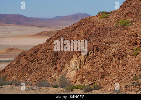 Trockene Landschaft entlang des Pan American Highway (Route 5), die durch die Atacama im Norden Chiles. Stockfoto