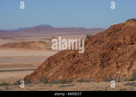 Trockene Landschaft entlang des Pan American Highway (Route 5), die durch die Atacama im Norden Chiles. Stockfoto