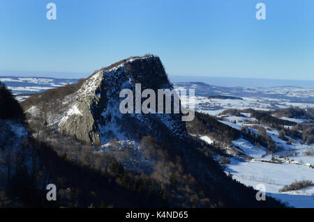 Schneebedeckten Berge vulkanischen Landschaft. Tuilire Rock in der Auvergne, Frankreich. Stockfoto