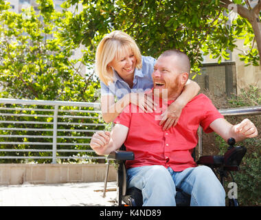 Lifestile von echten behinderten Menschen im Rollstuhl. Stockfoto