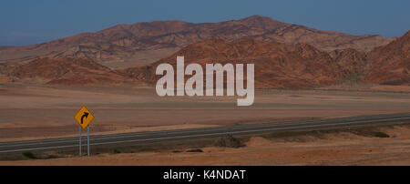 Pan American Highway (Route 5), die durch die raue und karge Landschaft der Atacama im Norden Chiles. Stockfoto