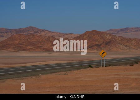 Pan American Highway (Route 5), die durch die raue und karge Landschaft der Atacama im Norden Chiles. Stockfoto