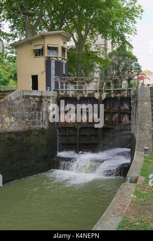 Die 'Canal du Midi' verbindet den Fluss Garonne auf die "Etang de Thau" auf das Mittelmeer. Die Flut Tor ist in der Nähe von Castelnaudary im südlichen entfernt Stockfoto