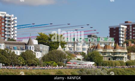 Rote Pfeile fliegen in Formation über East Cliff in Bournemouth Air Festival 2017 Stockfoto