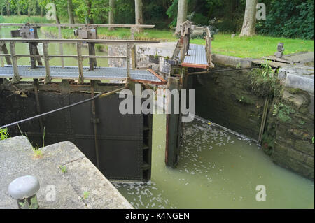 Der Canal du Midi verbindet den Fluss Garonne auf den Étang de Thau am Mittelmeer. Die Flut Gate in der Nähe von Castelnaudary im südlichen fr befindet. Stockfoto