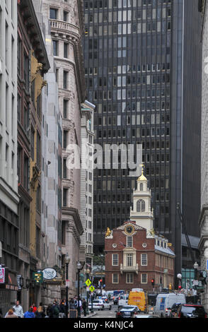 Old State House und in der Innenstadt von Long Wharf, Boston gesehen Stockfoto