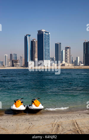 Jet ski in Abu Dhabi Stadt mit Wolkenkratzern auf dem Hintergrund Stockfoto