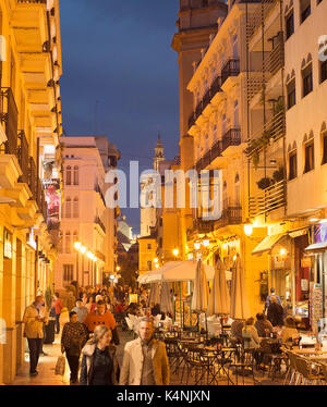 VALENCIA, Spanien - November 06, 2106: Die Menschen gehen auf die Straße der Altstadt von Valencia. Valencia ist die drittgrösste Stadt in Spanien. Stockfoto