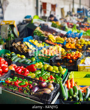 Stände mit frischem Gemüse und Früchten in Porto. Fokus auf den Vordergrund. Portugal Stockfoto