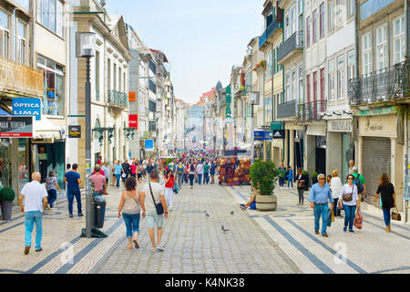 PORTO, PORTUGAL - 25. MAI 2017: Menschen zu Fuß auf der Rua Santa Catarina in der Dämmerung. Santa Catarina ist eine Haupteinkaufsstraße von Porto. Stockfoto