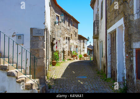Traditionelle Portugal leere Straße in Monsanto Dorf. Dieses Dorf ist berühmt für seine Häuser aus Stein. Stockfoto