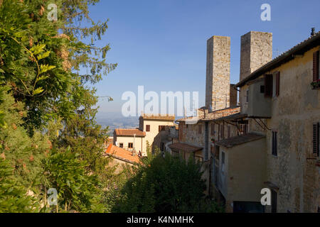 Die Torri dei Salvucci von der Via della Rocca, San Gimignano, Toskana, Italien Stockfoto