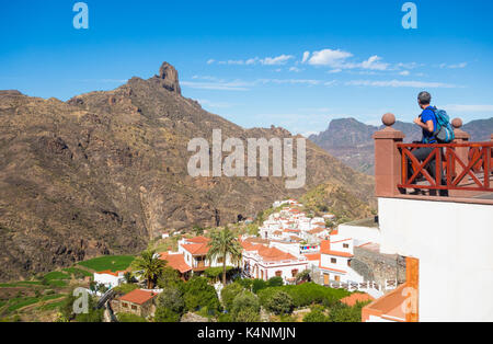Reife männliche Wanderer, die über Tejeda Krater und Roque Bentayga von Tejeda Dorf. Gran Canaria, Kanarische Inseln, Spanien Stockfoto