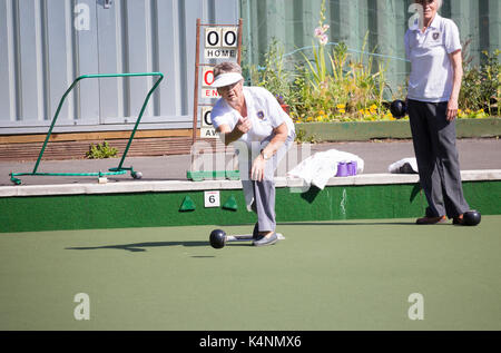 Ältere Frauen spielen im Freien Schüsseln in Park. England. Großbritannien Stockfoto